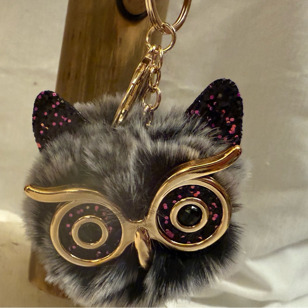 📝 La-Woot-Woot Fluffy Owl Bag Charm – Wise, Witty, and Glittery as Ever